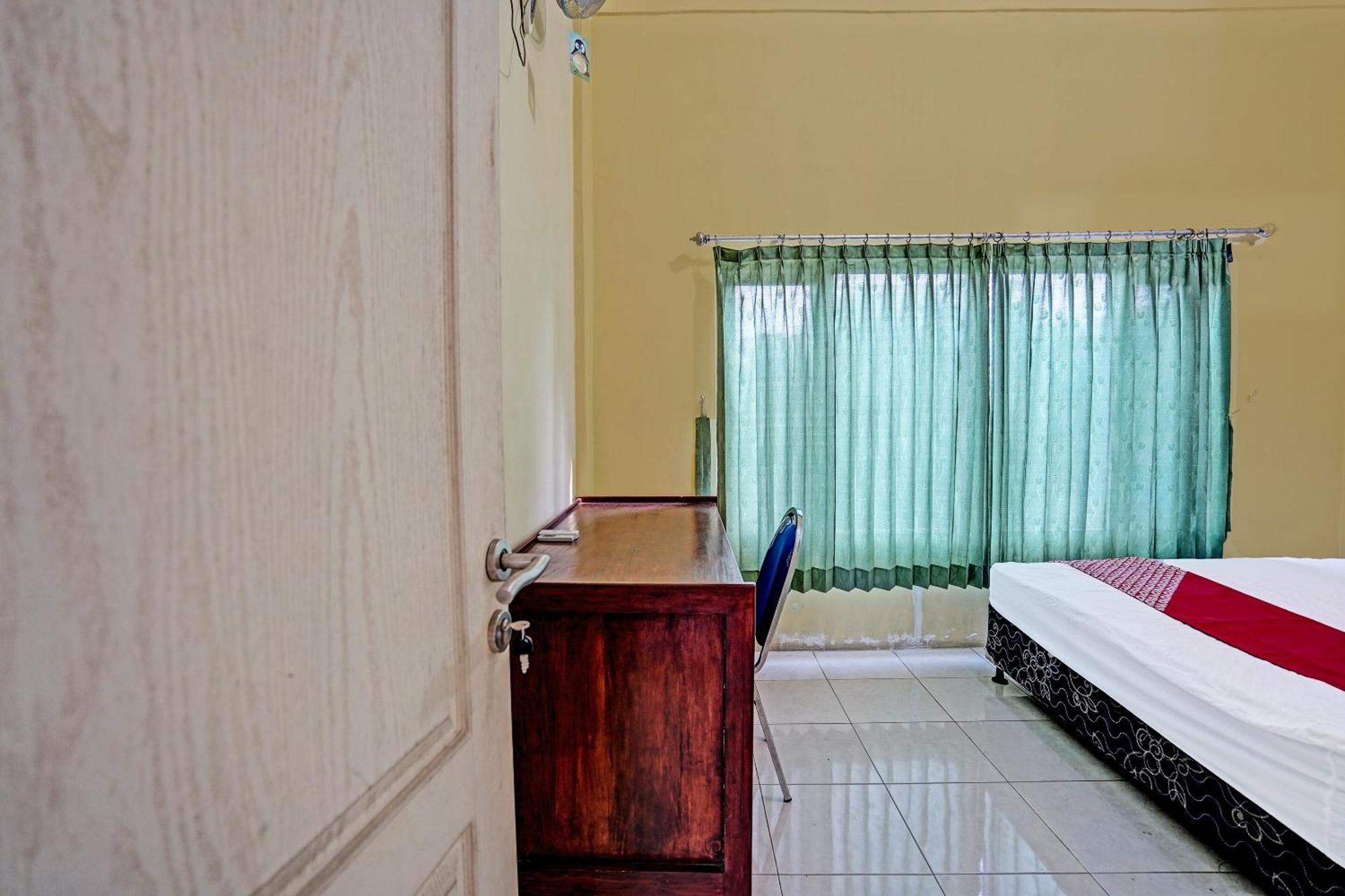 Oyo 91572 Kost Esklusif Barokah Hotel Pasuruan Ngoại thất bức ảnh