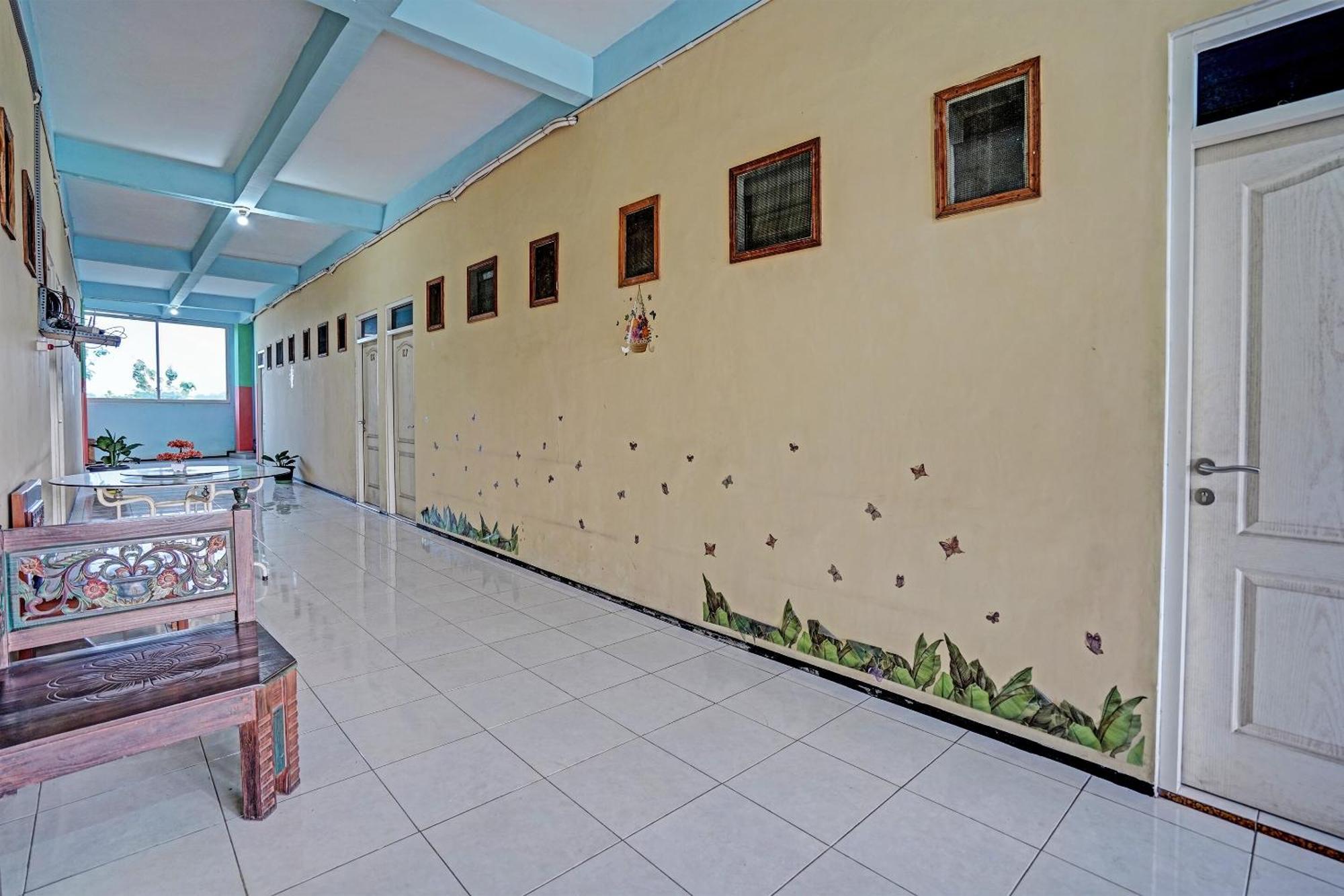 Oyo 91572 Kost Esklusif Barokah Hotel Pasuruan Ngoại thất bức ảnh