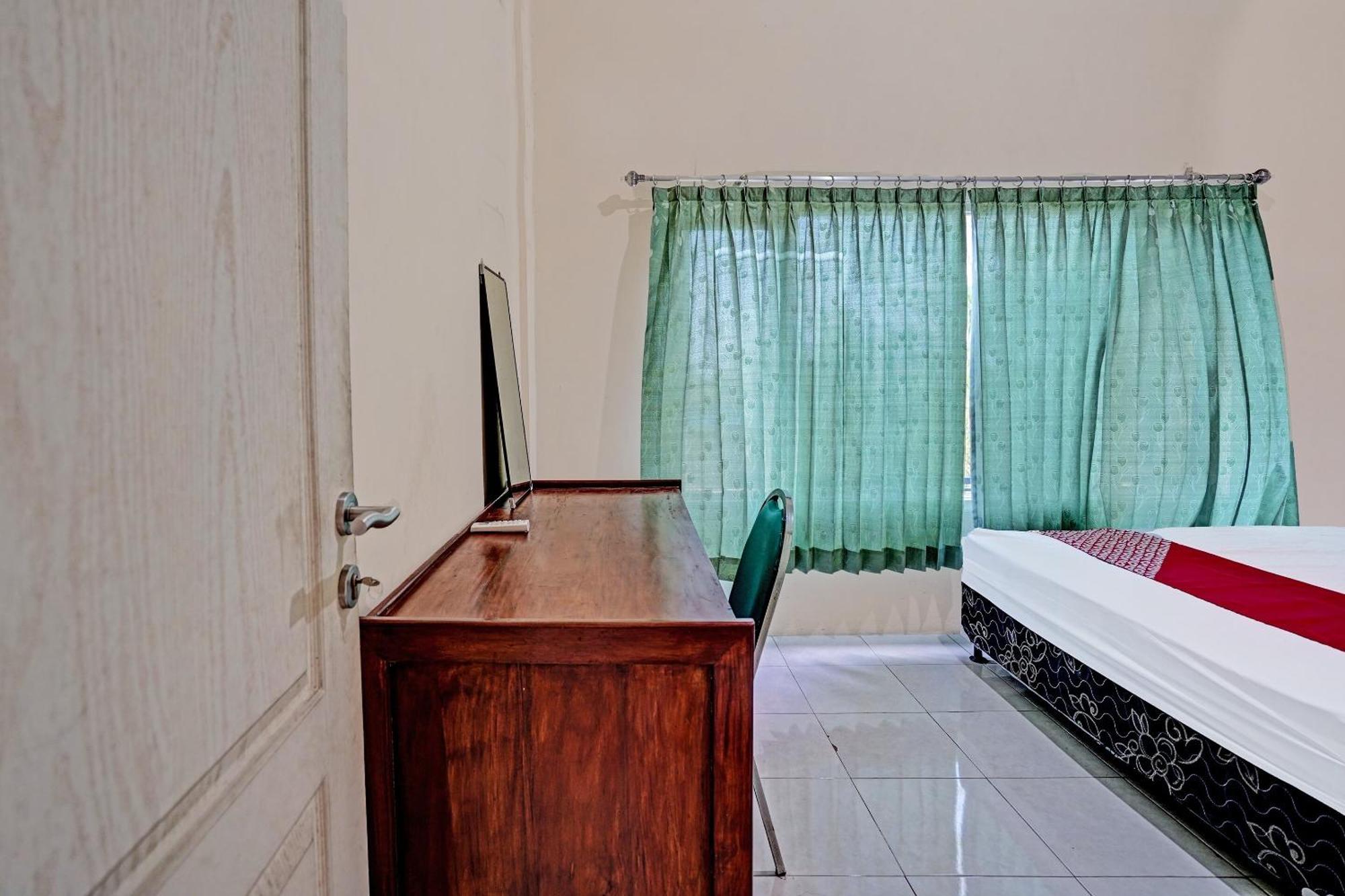 Oyo 91572 Kost Esklusif Barokah Hotel Pasuruan Ngoại thất bức ảnh