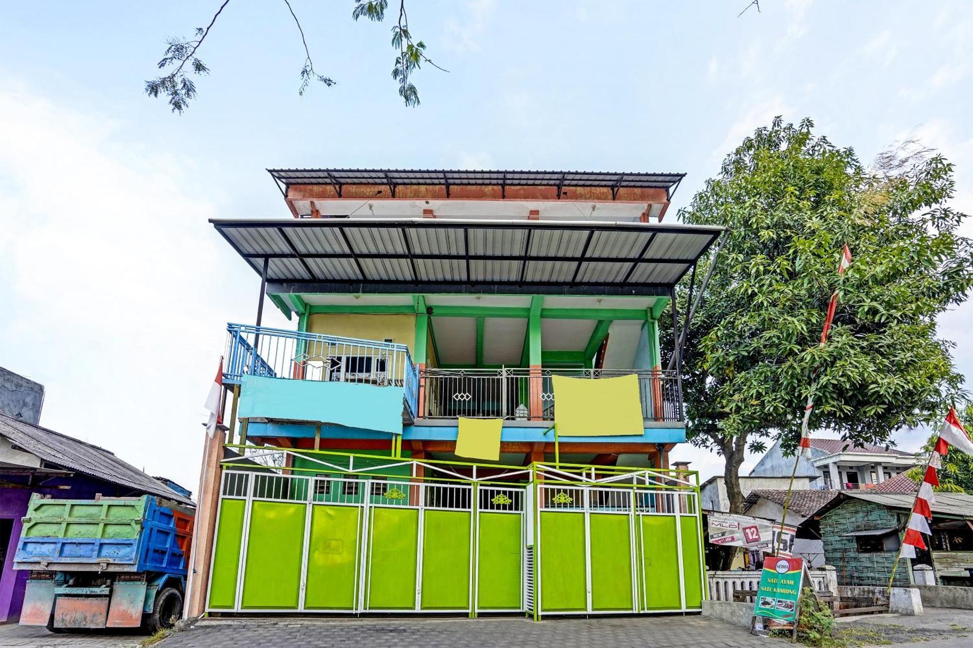 Oyo 91572 Kost Esklusif Barokah Hotel Pasuruan Ngoại thất bức ảnh