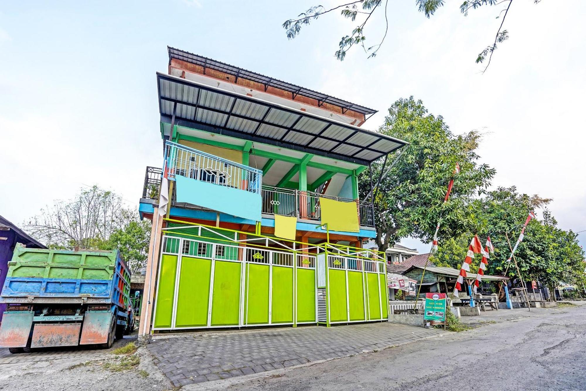 Oyo 91572 Kost Esklusif Barokah Hotel Pasuruan Ngoại thất bức ảnh